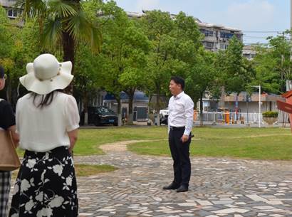 說明: 人們站在街道上描述已自動生成