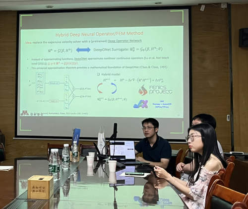 圖片包含 室內(nèi), 人, 桌子, 男人描述已自動(dòng)生成